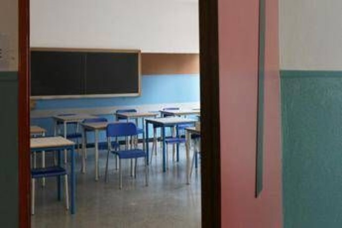 Bologna, a scuola media con il coltello minaccia i compagni: denunciato