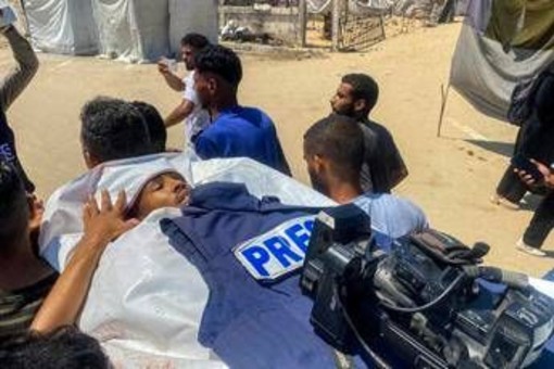 Gaza, raid di Israele su ospedale Nasser: &quot;Almeno 20 morti tra cui cinque giornalisti&quot;