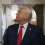 Trump e il bagno occupato sull'Air Force One: &quot;C’è qualcuno lì dentro?&quot;