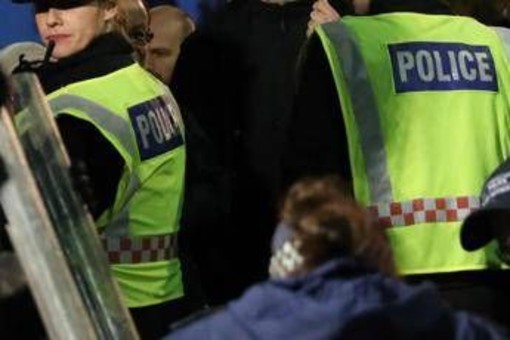 Attacco con coltello in treno, diversi feriti e due arresti nel Regno Unito