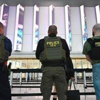 Guanti che danno la scossa elettrica, il nuovo strumento in dotazione dell'Ice
