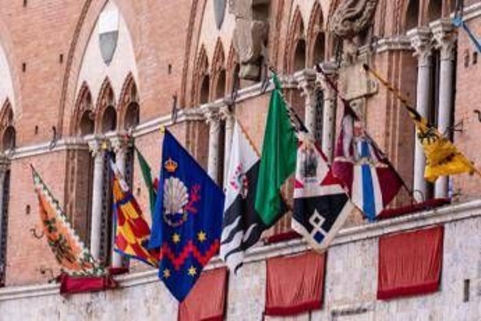 Palio di Siena, esposta la bandiera verde: rinviato per maltempo Palio di Siena, esposta la bandiera verde: rinviato per maltempo