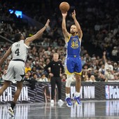 Curry trascina i Warriors e avvicina Jordan, Harden guida i Clippers Curry trascina i Warriors e avvicina Jordan, Harden guida i Clippers