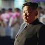 Corea del Nord, Kim Jong Un presenta nuovo lanciarazzi nucleare: "Arma unica al mondo"