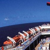 Usa, padre di tre figli si getta dalla nave da crociera: stava festeggiando l'anniversario di nozze