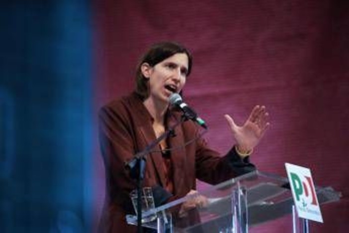 Trump e l'attacco a Meloni, centrodestra fa quadrato. Schlein: "Ferma condanna, sia unanime". Ma Conte e Renzi punzecchiano la premier Trump e l'attacco a Meloni, centrodestra fa quadrato. Schlein: "Ferma condanna, sia unanime". Ma Conte e Renzi punzecchiano la premier