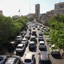 Iran, fuga da Teheran: &quot;Strade intasate e file per la benzina&quot;
