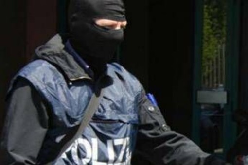Mandato di arresto internazionale e documenti falsi, misura cautelare per 36enne russo a Bologna