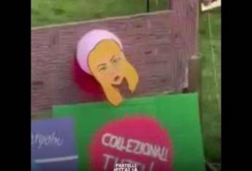 Meloni 'decapitata' dalla ghigliottina, il video choc dal Carnevale di Reggio Emilia