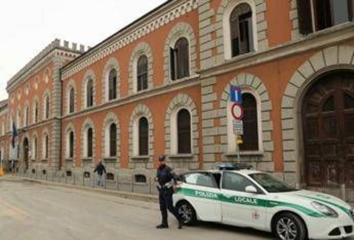 15enne rapinato a Milano, resta in carcere il maggiorenne del gruppo: "Capacità criminale elevatissima" 15enne rapinato a Milano, resta in carcere il maggiorenne del gruppo: "Capacità criminale elevatissima"