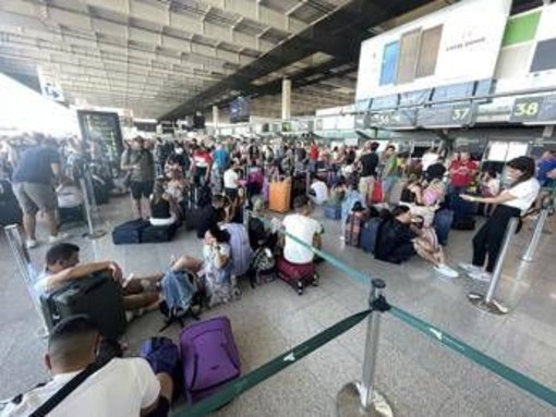 Catania, incendio nei pressi dell'aeroporto: stop ai voli Catania, incendio nei pressi dell'aeroporto: stop ai voli