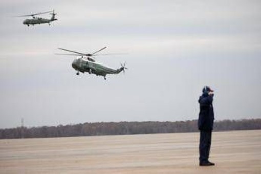 Pacco sospetto nella base dell'Air Force One, ricoveri ed edificio evacuato Pacco sospetto nella base dell'Air Force One, ricoveri ed edificio evacuato