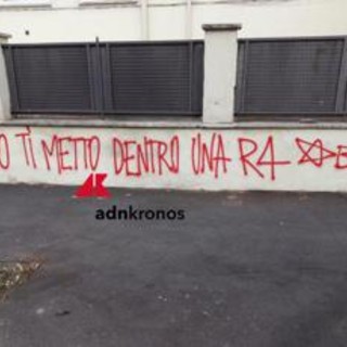 "Nordio ti metto dentro una R4", scritta choc firmata Br a Roma. Potenziata la scorta al ministro e massima allerta