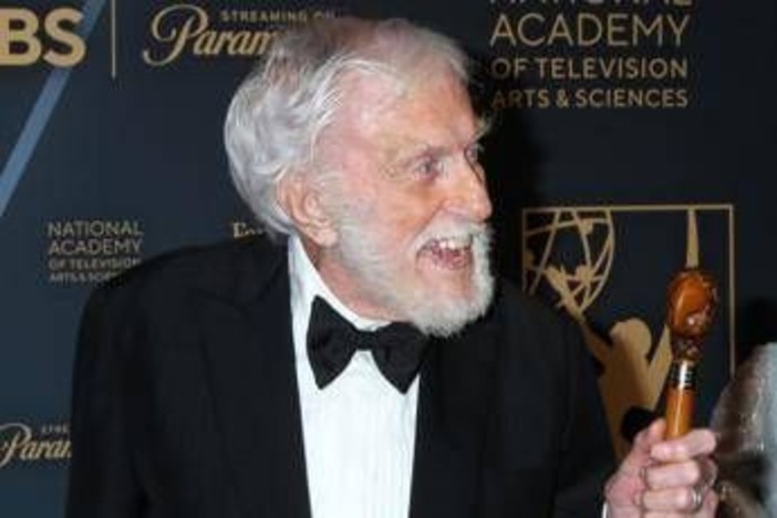 Dick Van Dyke compie 100 anni: &quot;Non è abbastanza, si vuole vivere di più&quot;