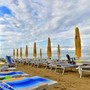 Alba Adriatica, auto piomba in spiaggia e ferisce bagnanti
