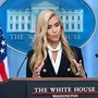 Trump, la nuova portavoce Katie Zacharia si presenta: solo 3 domande e un lapsus Trump, la nuova portavoce Katie Zacharia si presenta: solo 3 domande e un lapsus