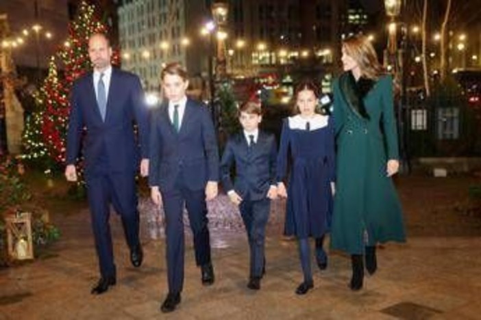 Kate e William condividono una nuova foto di famiglia, lo scatto per gli auguri di Natale