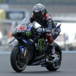 Quartararo in pole a Le Mans davanti ai fratelli Marquez
