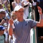 Roland Garros, Cinà-De Jong e lo 'strano' ritardo per l'inizio del match: cos'è successo a Parigi Roland Garros, Cinà-De Jong e lo 'strano' ritardo per l'inizio del match: cos'è successo a Parigi