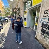 Roma, buco nel muro e maschere di Halloween: rapina da 100mila euro alle Poste della Garbatella Roma, buco nel muro e maschere di Halloween: rapina da 100mila euro alle Poste della Garbatella