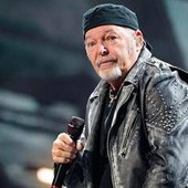 Vasco Rossi furioso con un fan: "Non sono infame, è una fake vergognosa"