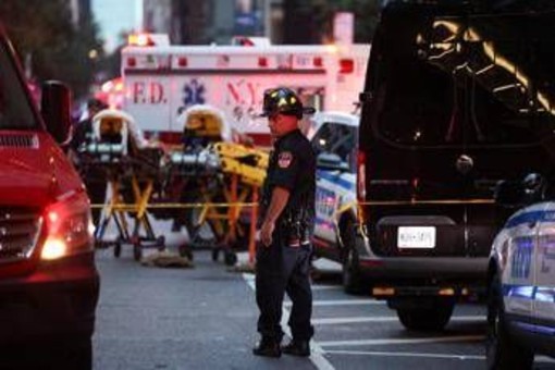 Sparatoria a Manhattan, uccide quattro persone prima di togliersi la vita Sparatoria a Manhattan, uccide quattro persone prima di togliersi la vita