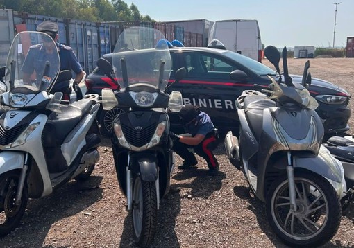 Scoperto traffico illecito di moto nei container a Roma, 3 fermi e 2 denunce Scoperto traffico illecito di moto nei container a Roma, 3 fermi e 2 denunce