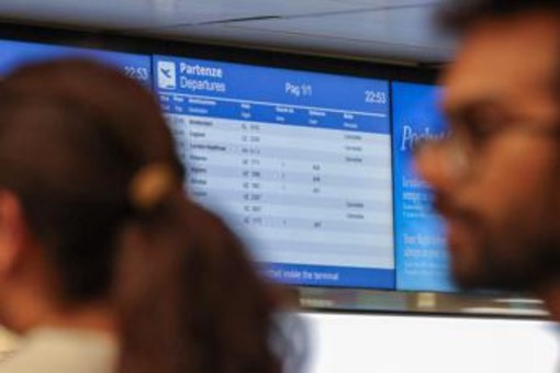 Accompagna il figlio in aeroporto, paga la sosta ma riceve... 200 euro di multa