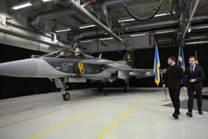 Ucraina, Zelensky: &quot;Attesi per il prossimo anno i primi caccia svedesi Gripen&quot;