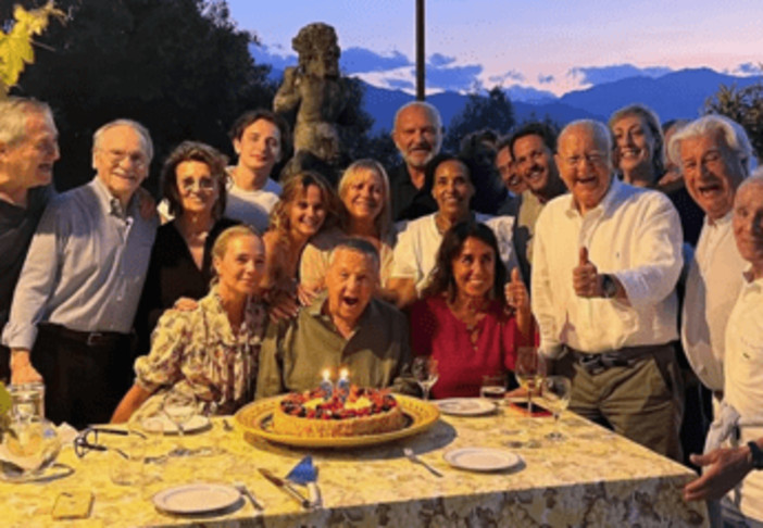 Renato Pozzetto compie 85 anni, il video della festa in famiglia con Massimo Boldi