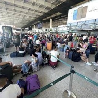 Catania, incendio nei pressi dell'aeroporto: stop ai voli Catania, incendio nei pressi dell'aeroporto: stop ai voli