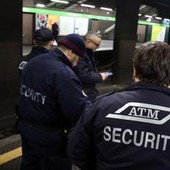 "Cosa guardi? Sono uomo e musulmano", sfregia una ragazza in metro a Milano