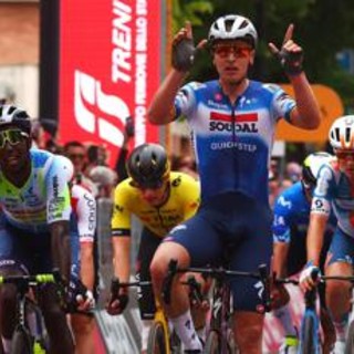 Giro d'Italia, Merlier vince la terza tappa: Pogacar resta in rosa