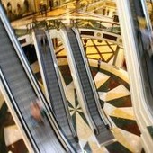 Roma, rapina in gioielleria del centro commerciale Euroma2: irruzione con picconi e fumogeni