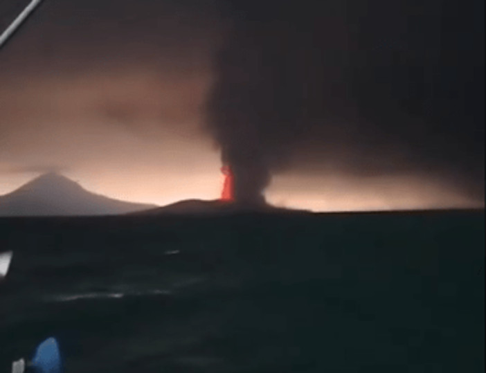 Indonesia, erutta il vulcano Anak Krakatau: chiusi quattro aeroporti, disagi per oltre 270mila passeggeri