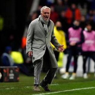 Mourinho choc in Turchia: colpisce al volto allenatore del Galatasaray, maxi rissa - Video