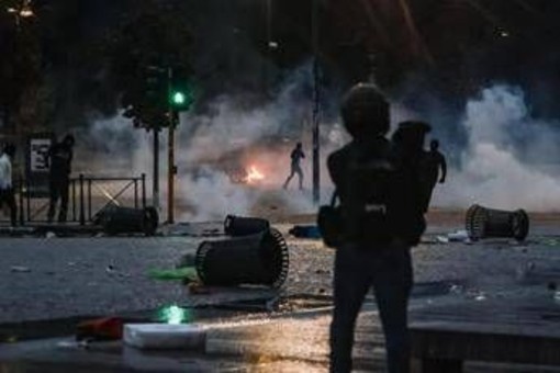 Milano, scontri e devastazioni: tre minori restano in carcere, 21 ai domiciliari o in comunità Milano, scontri e devastazioni: tre minori restano in carcere, 21 ai domiciliari o in comunità