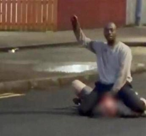 Tenta di decapitare un uomo in strada, choc a Belfast