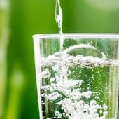Acqua frizzante per dimagrire? Può funzionare ma non è per tutti: i rischi