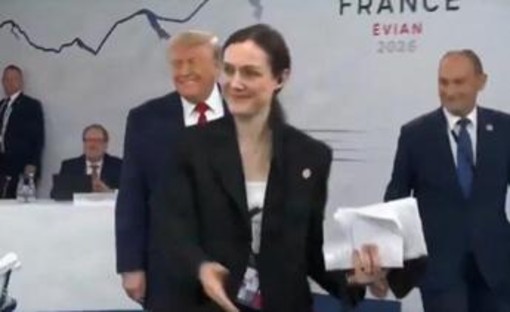 G7, Trump arriva per ultimo alla riunione dei leader: "Sono il boss" G7, Trump arriva per ultimo alla riunione dei leader: "Sono il boss"