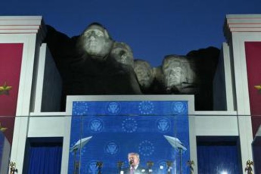Trump, 4 luglio sul Monte Rushmore: "Identità Usa sotto attacco, torna minaccia comunista" Trump, 4 luglio sul Monte Rushmore: "Identità Usa sotto attacco, torna minaccia comunista"