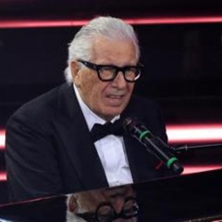 Peppino di Capri, il lungo applauso all'inizio dei funerali: tra i presenti anche De Laurentiis