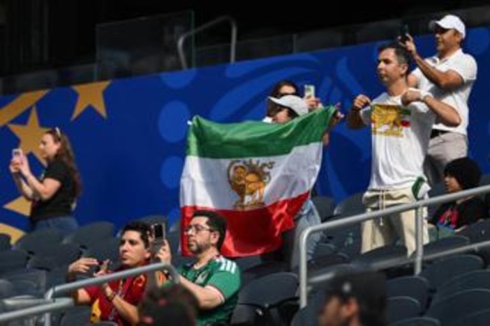 Iran, proteste fuori da stadio e 'vecchia' bandiera su spalti ai Mondiali