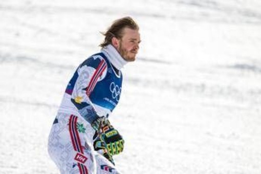 Milano Cortina, incubo McGrath: inforca e 'butta' l'oro nello slalom. Poi scavalca le recinzioni e si dispera nella neve