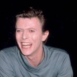 David Bowie, a 10 anni dalla morte esce la biografia 'Oltre lo spazio e il tempo'