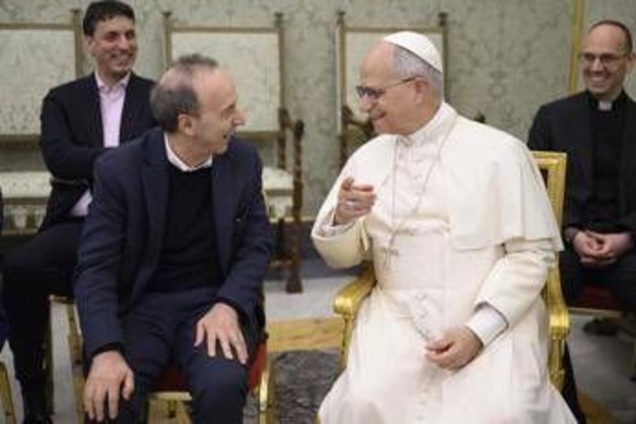 Benigni al Tg1, gaffe in diretta: &quot;Ringrazio Papa Francesco...&quot; - Il video