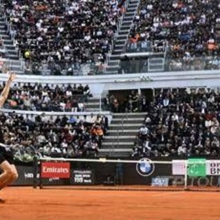 Sinner, un braccio di ferro arancione e il tifo per... Ruud: cori e cartelloni al Foro