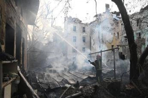 Ucraina, tregua si allontana. Trump: &quot;I russi bombardano come pazzi&quot;