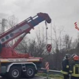 Incidente a Pordenone, bus di studenti finisce in un fosso: 3 feriti