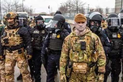 Scontri a Minneapolis, il governatore Walz: "Trump pronto a ridurre gli agenti dell'Ice" Scontri a Minneapolis, il governatore Walz: "Trump pronto a ridurre gli agenti dell'Ice"